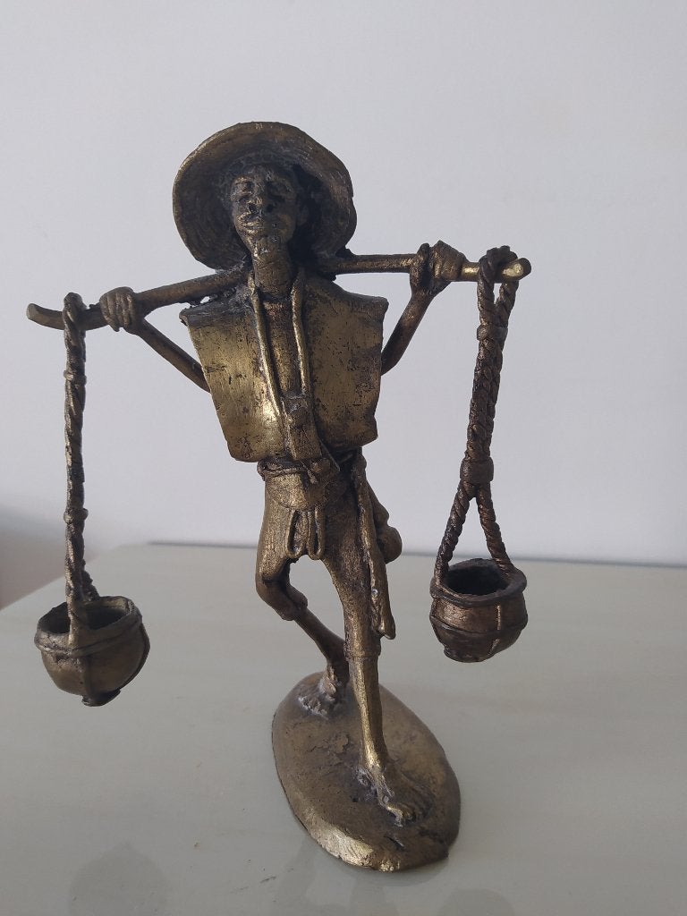 Prachtig vintage metalen beeldje waterdrager met 2 emmers, Ophalen of Verzenden