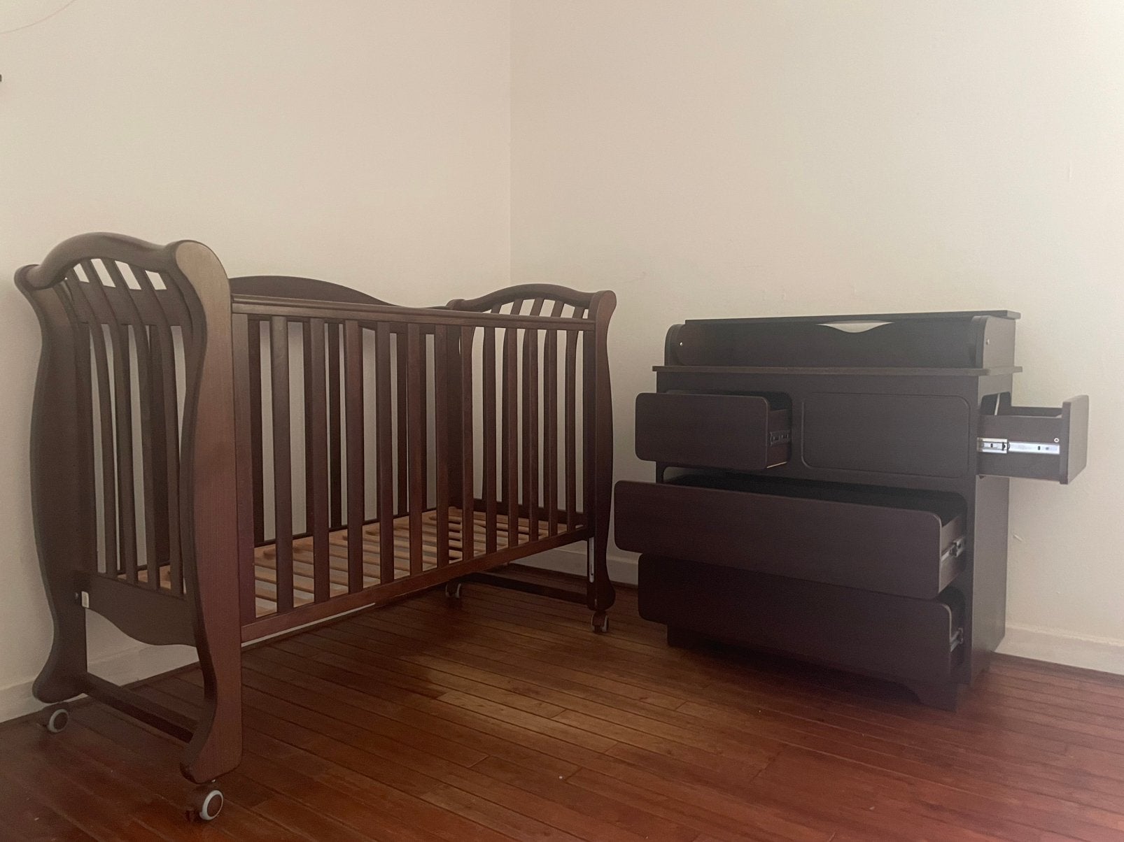 Ensemble de chambre de bébé : 120x60 (bois massif) + comode, Enfants & Bébés, Chambre d'enfant | Lits, Moins de 70 cm, Utilisé