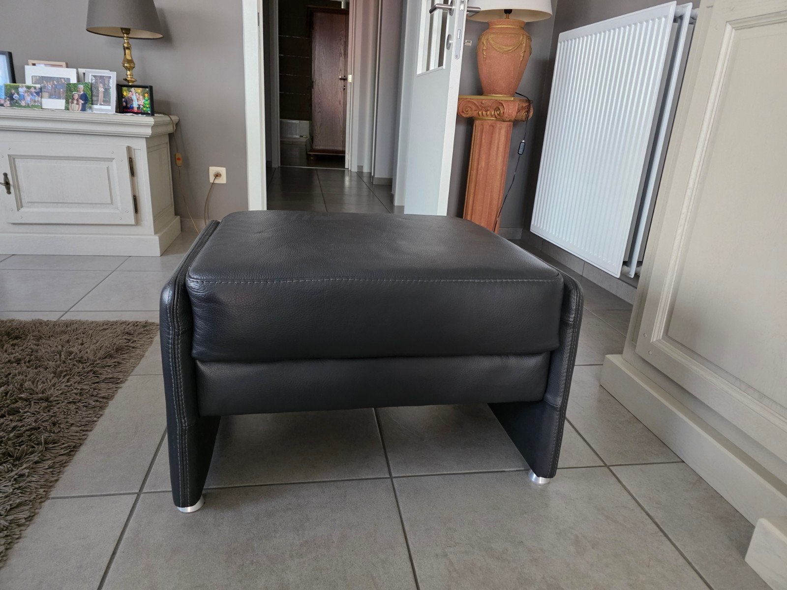 lederen donkere antracietgrijs poef in perfecte taat., Huis en Inrichting, Ophalen, Zo goed als nieuw, Rechthoekig, Leer