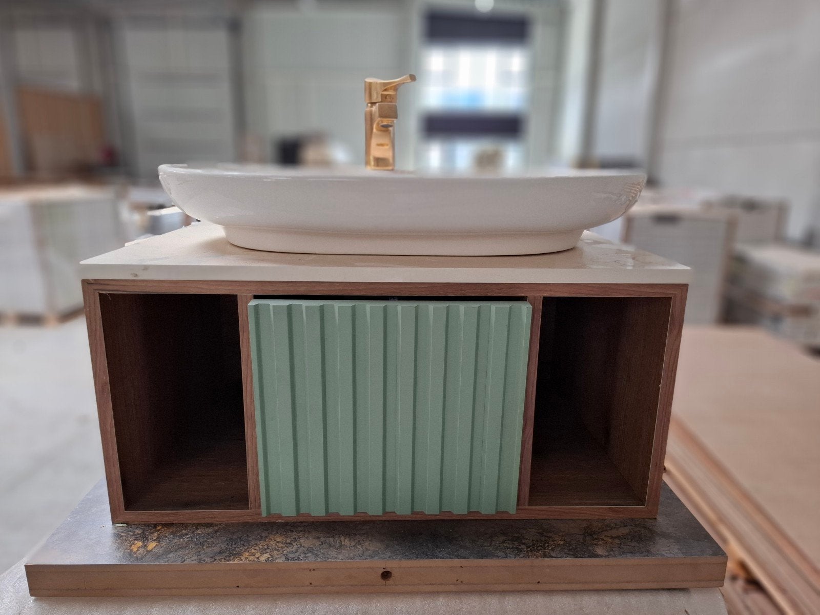 Luxe badkamermeubel met opzetwastafel en gouden kraan, Huis en Inrichting, Badkamer | Badkamermeubels, Nieuw, Ophalen