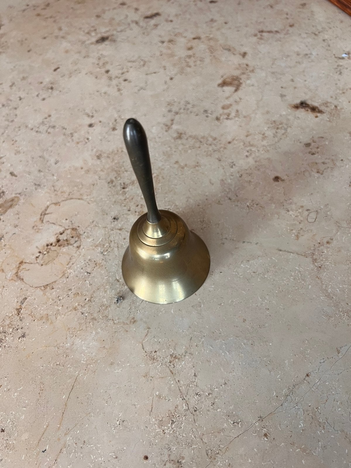 Vintage messing handbel / tafelbel – Met houten handvat, Ophalen
