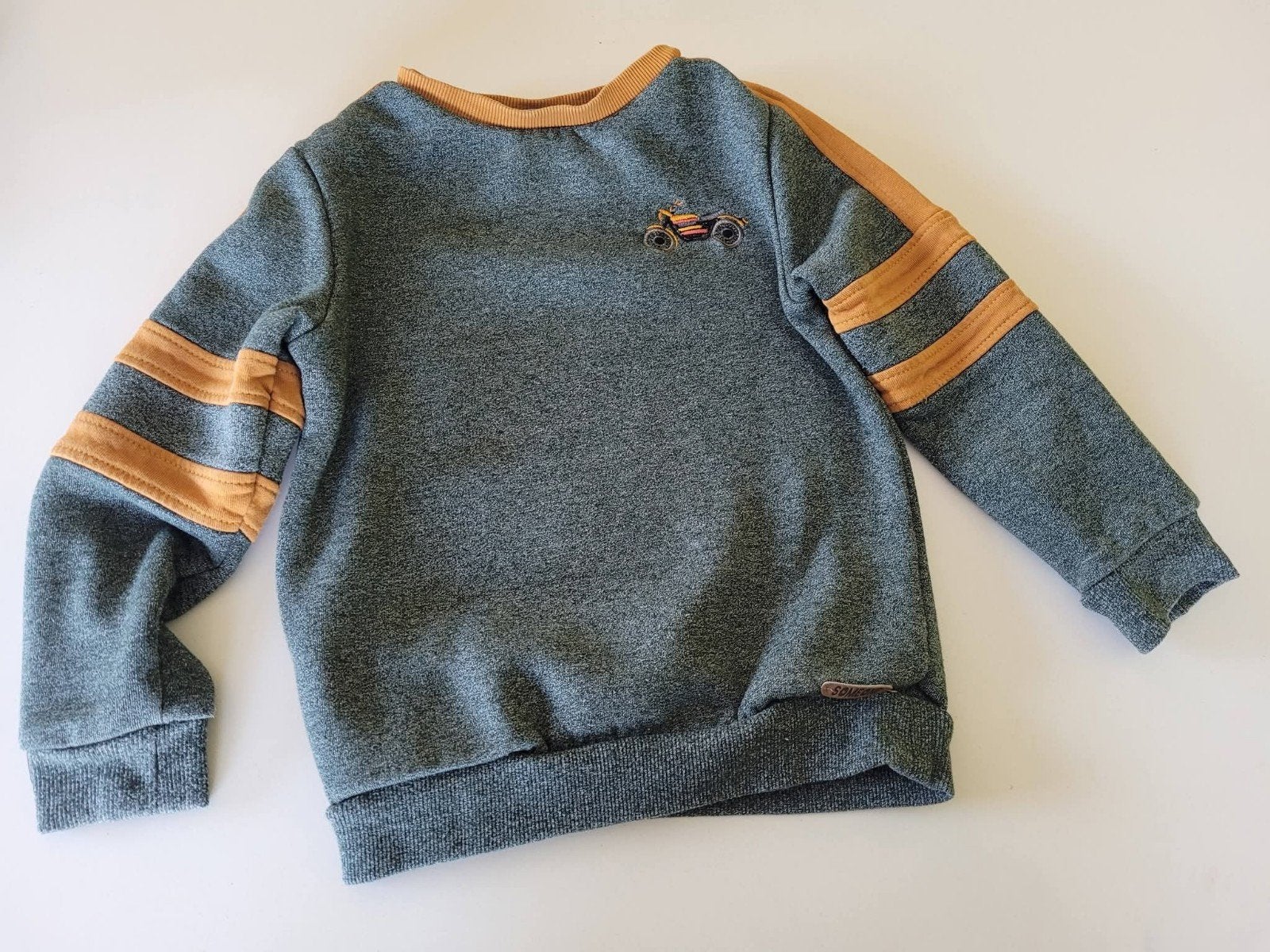 Sweater groen oker met moto maat: 110 Merk: Someone, Enlèvement