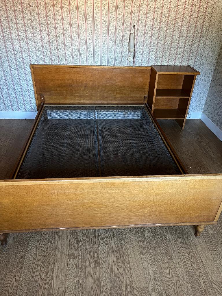 Bed met nachtkastje, Huis en Inrichting, Slaapkamer | Bedden, Ophalen