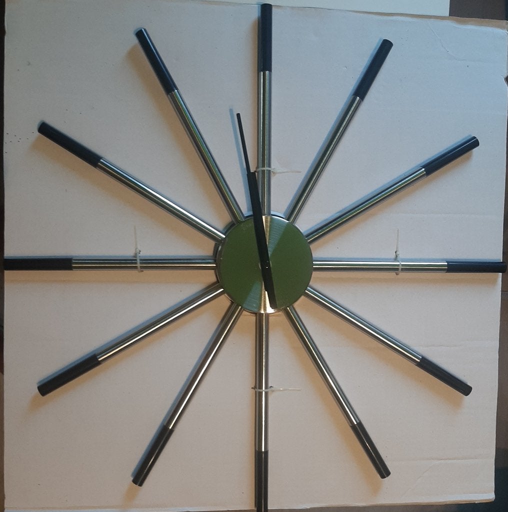 Moderne wandklok metal finish - zwarte accenten - diam. 56cm, Huis en Inrichting, Ophalen, Wandklok, Stil uurwerk, Analoog