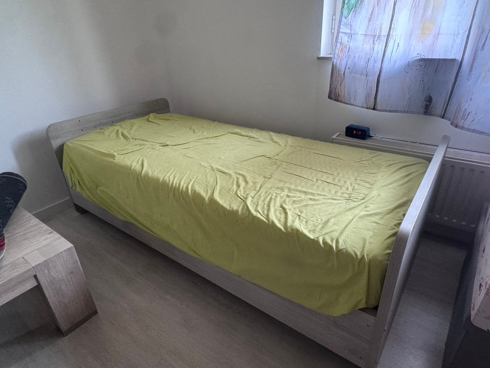 Slaapkamer - 1 persoonsbed, grote kleerkast en dressoir, Ophalen, Zo goed als nieuw
