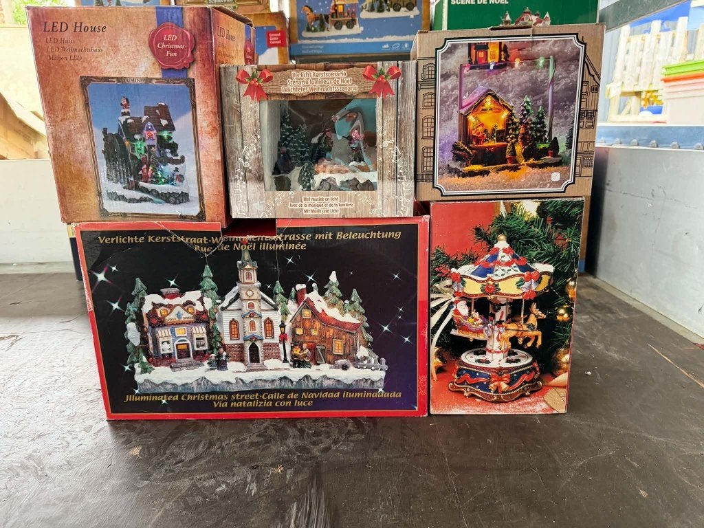 Lot de 18 boîtes de décorations de Noël – Villages lumineux, Diversen, Ophalen