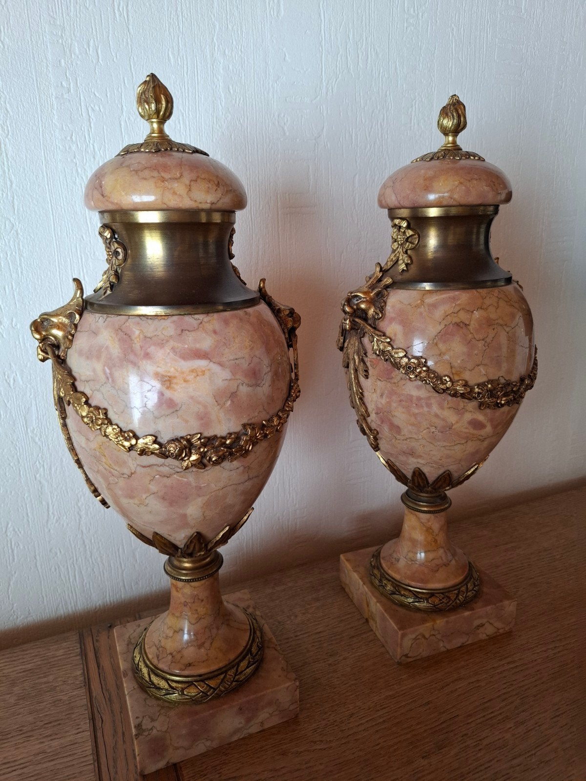 Paire de grandes cassolettes anciennes en marbre rose, Antiquités & Art, Enlèvement