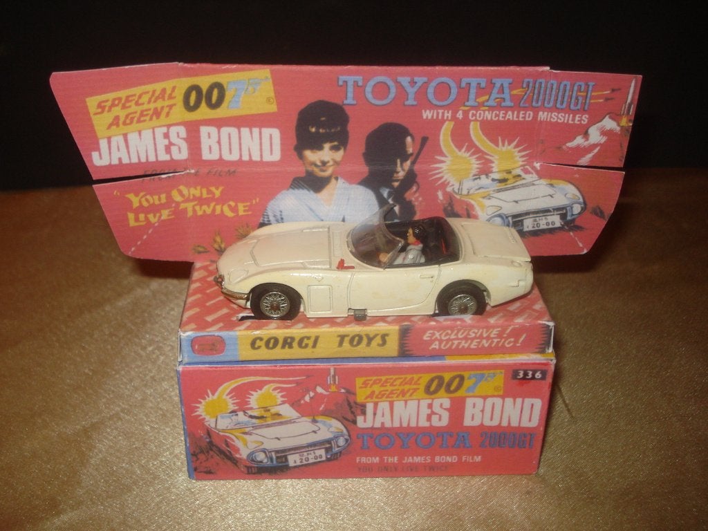 CORGI TOYS Toyota 2000 GT James Bond 1967 + Boîte et Display, Ophalen of Verzenden, Gebruikt, Auto, Corgi