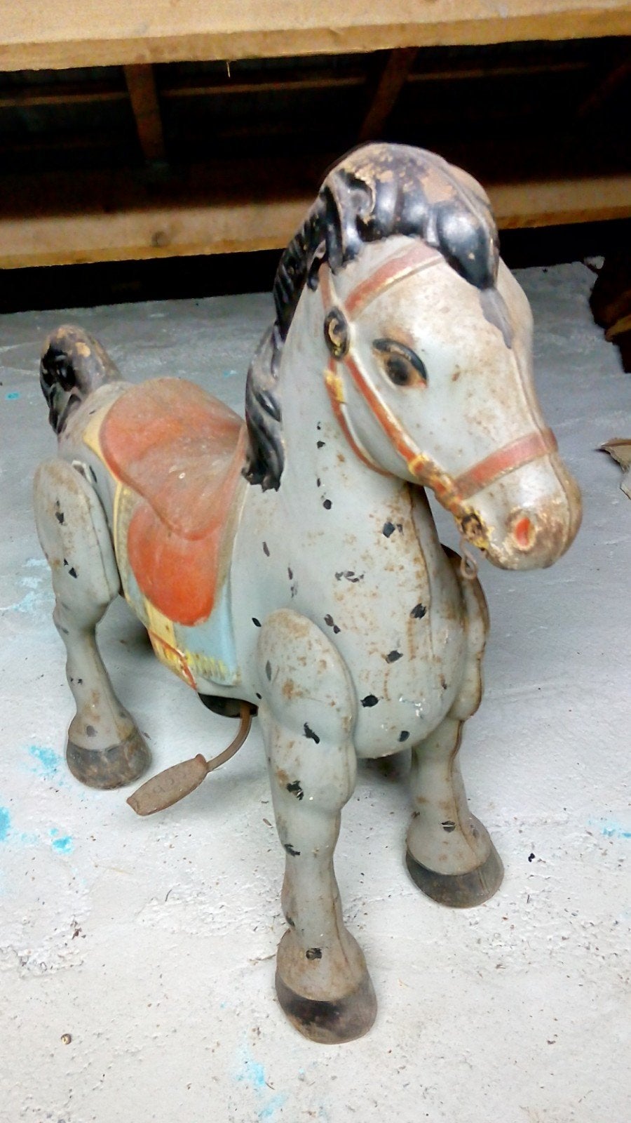 Oud mechanisch paard van plaatstaal van MOBO BRONCO — Vintag, Ophalen