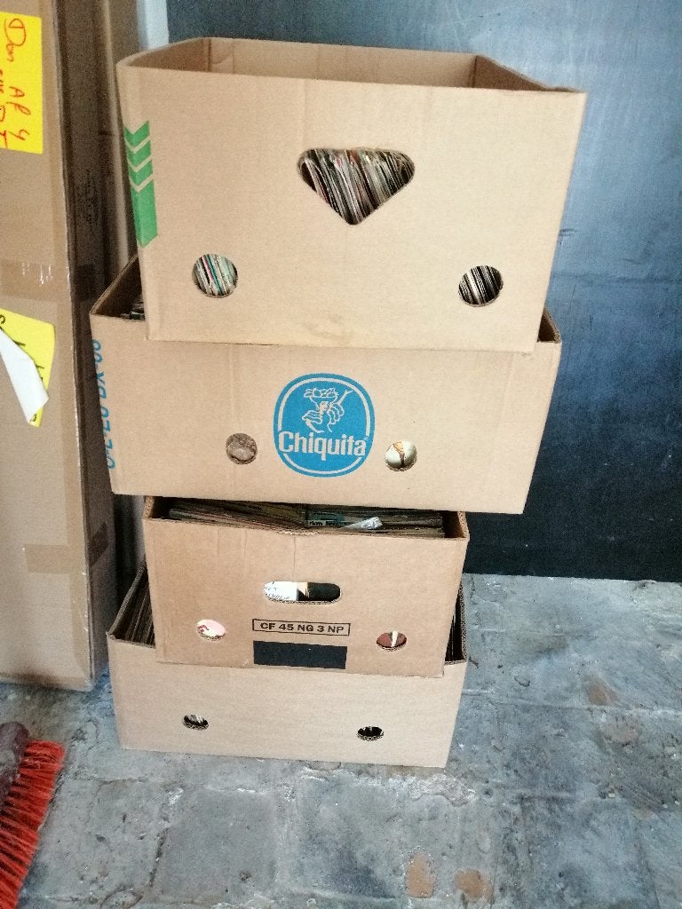 7 bananen dozen met Franstalige singles, Ophalen, Gebruikt