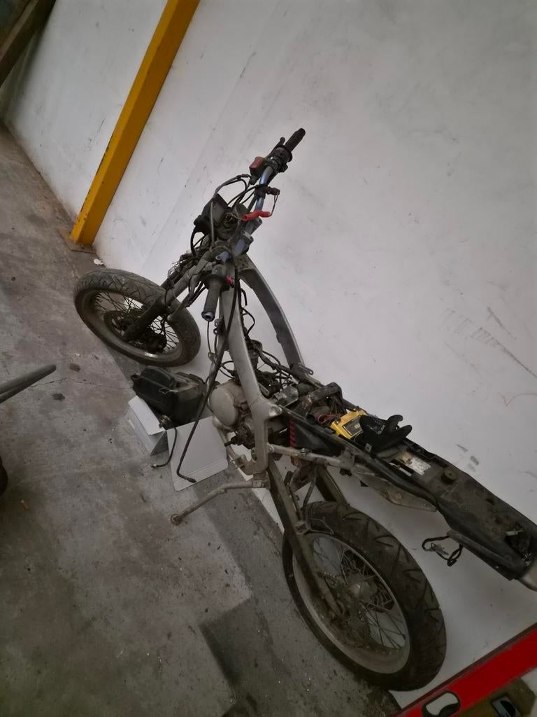 Yamaha dt 50 cc staat al jaren stil geen papieren meer, Fietsen en Brommers, Brommers | Crossbrommers, Ophalen