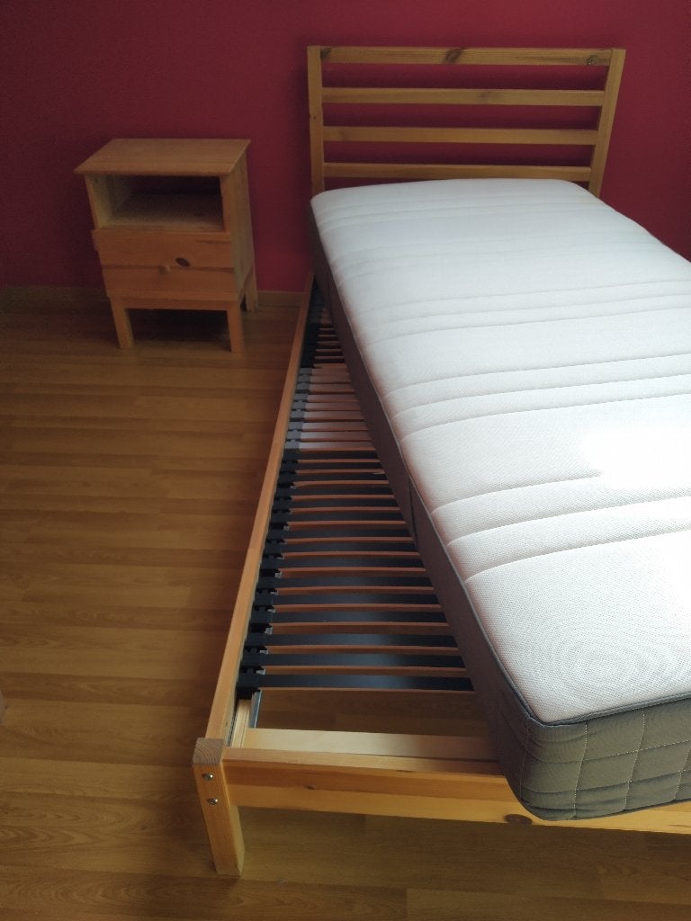Lit et table de nuit, Enlèvement, Comme neuf, Une personne, Bois