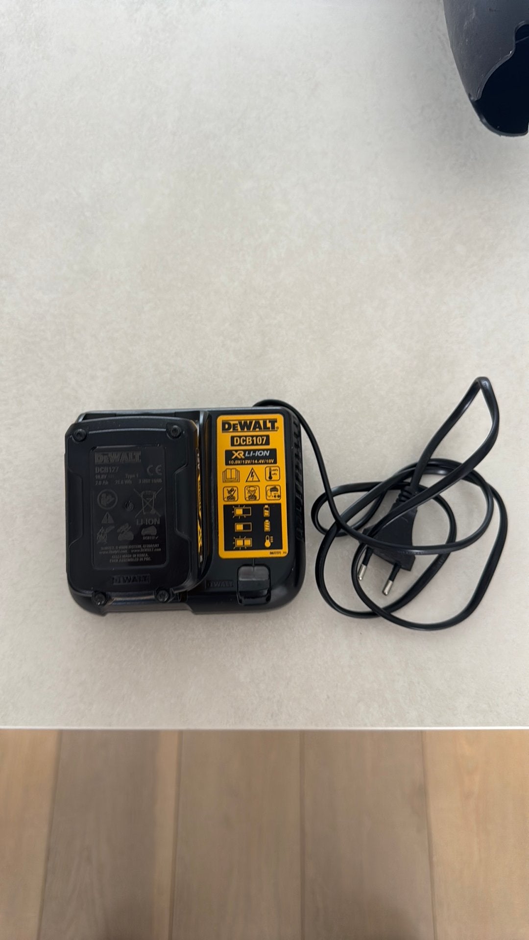 Dewalt 12V batterij met oplader, Ophalen, Zo goed als nieuw