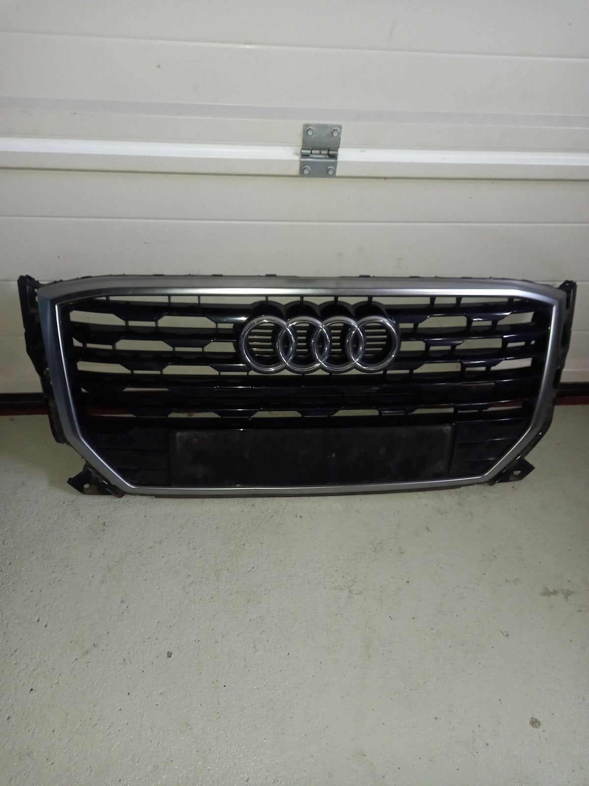 Audi Q2 radiatorrooster, Ophalen, Audi