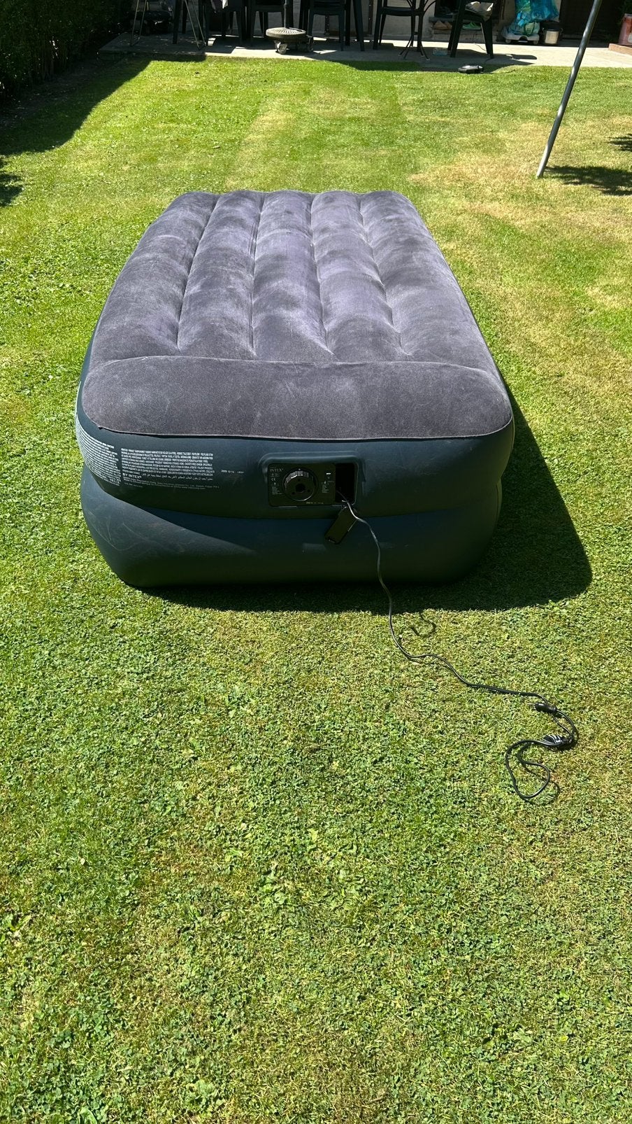 Opblaasbaar matras van het merk INTEX, Caravans en Kamperen, Luchtbedden, Ophalen, Zo goed als nieuw