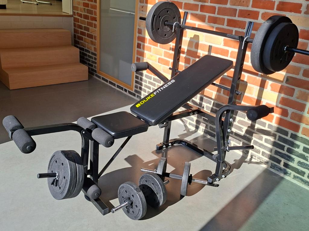 Halterbank met 50kg gewichten, Sport en Fitness, Fitnessapparatuur, Zo goed als nieuw, Krachtstation, Armen, Benen, Borst, Rug