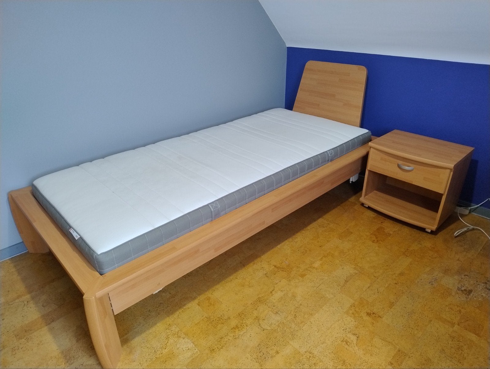 Lit simple et table de chevet, Maison & Meubles, Enlèvement, Utilisé, Une personne, Tijdloos