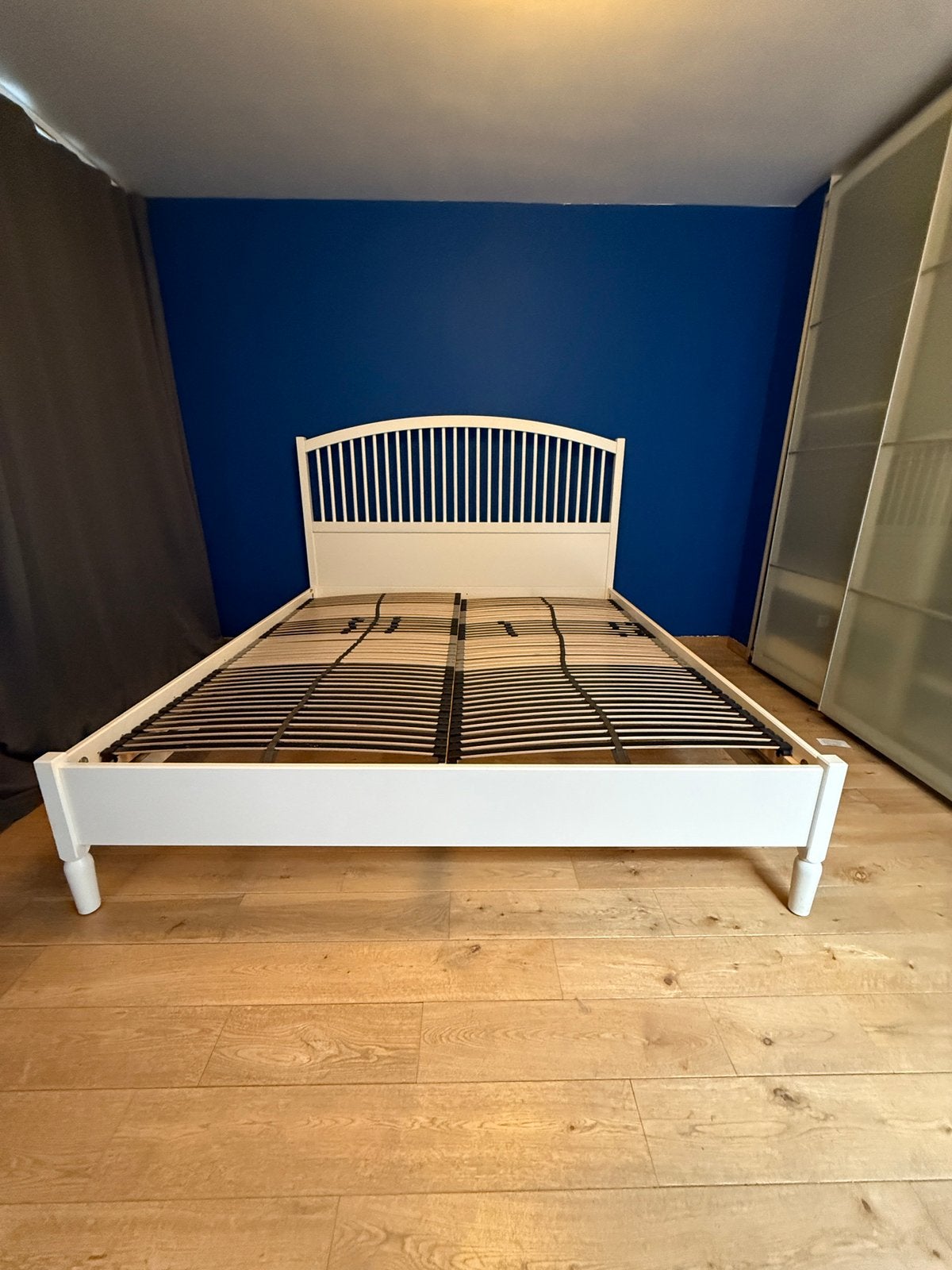 Lit IKEA TYSSEDAL 180×200 cm + 2 sommiers LEIRSUND, Maison & Meubles, Scandinavisch, Comme neuf, Enlèvement, 180 cm