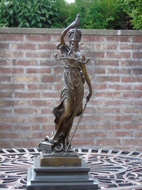 femme justice ou lady en bronze signé . MEYER, Enlèvement ou Envoi, Bronze