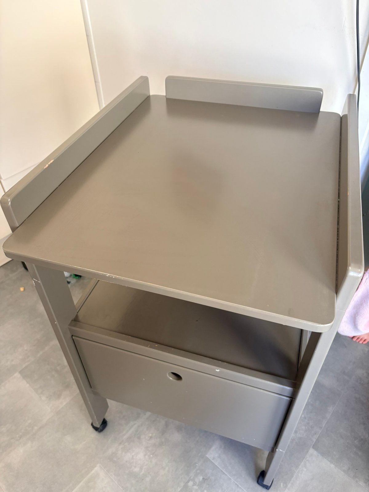 Mooie verschoningstafel met lade–grijs-gebruikte goede staat, Kinderen en Baby's, Badjes en Verzorging, Ophalen, Gebruikt, Overige typen