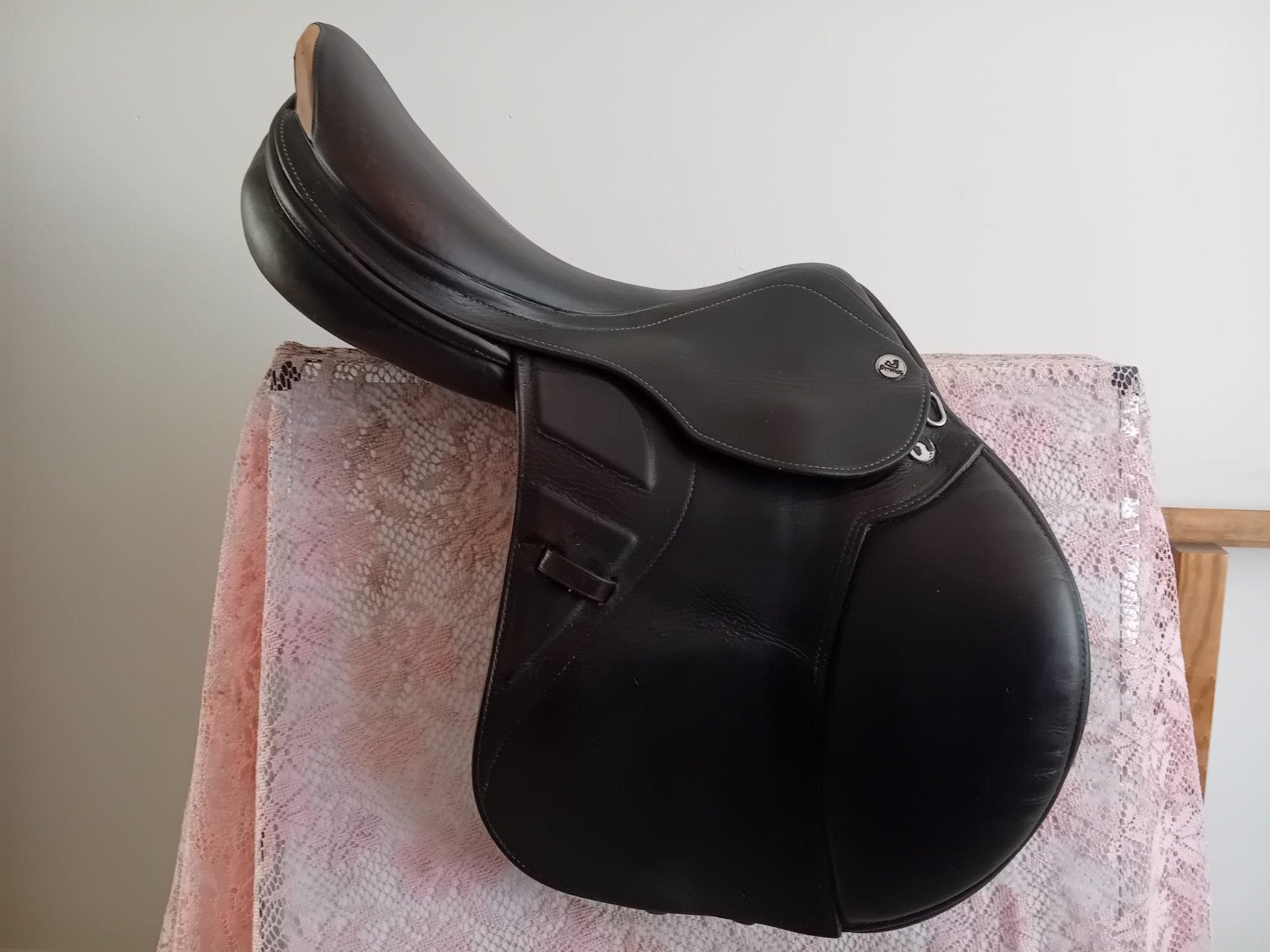 Prestige Paris bruin springzadel 17/33, Animaux & Accessoires, Chevaux & Poneys | Selles, Prestige, Prestige, Taquets de genoux