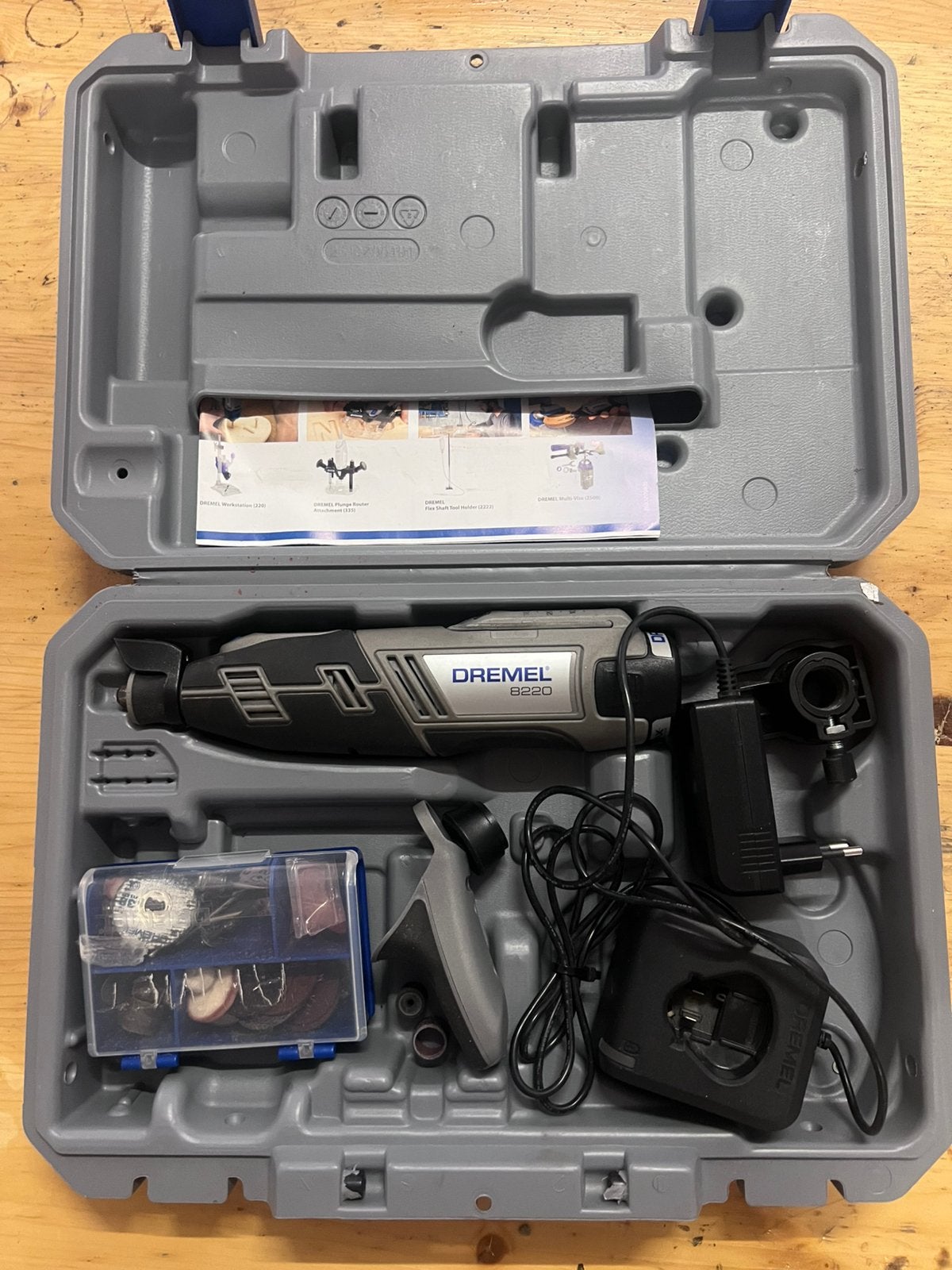Dremel 8220-2/45 sans fil – Coffret et chargeur, Enlèvement, Comme neuf