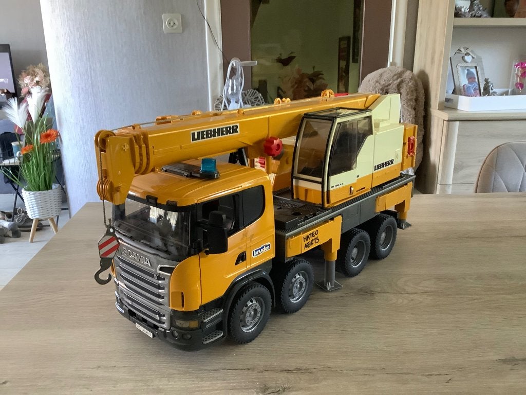 Bruder Scania Liebherr kraanwagen (27x62 cm), Ophalen of Verzenden, Zo goed als nieuw
