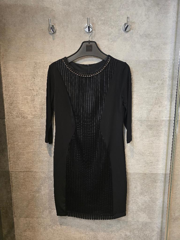 Ana Alcazar - zwarte jurk met lederlook - maat 40, Vêtements | Femmes, Robes, Comme neuf, Taille 38/40 (M), Noir, Longueur genou