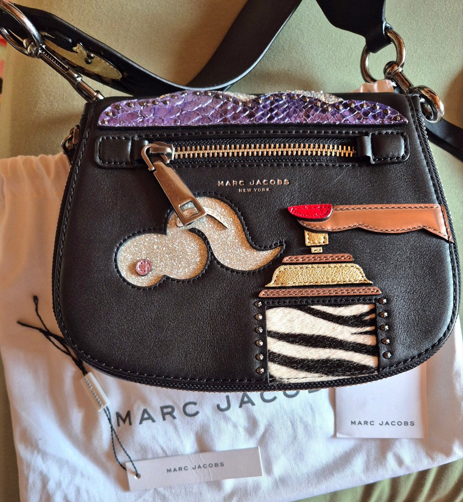Le nouveau sac nomade de Marc Jacobs, Bijoux, Sacs & Beauté, Sacs | Sacs Femme, Noir, Enlèvement ou Envoi