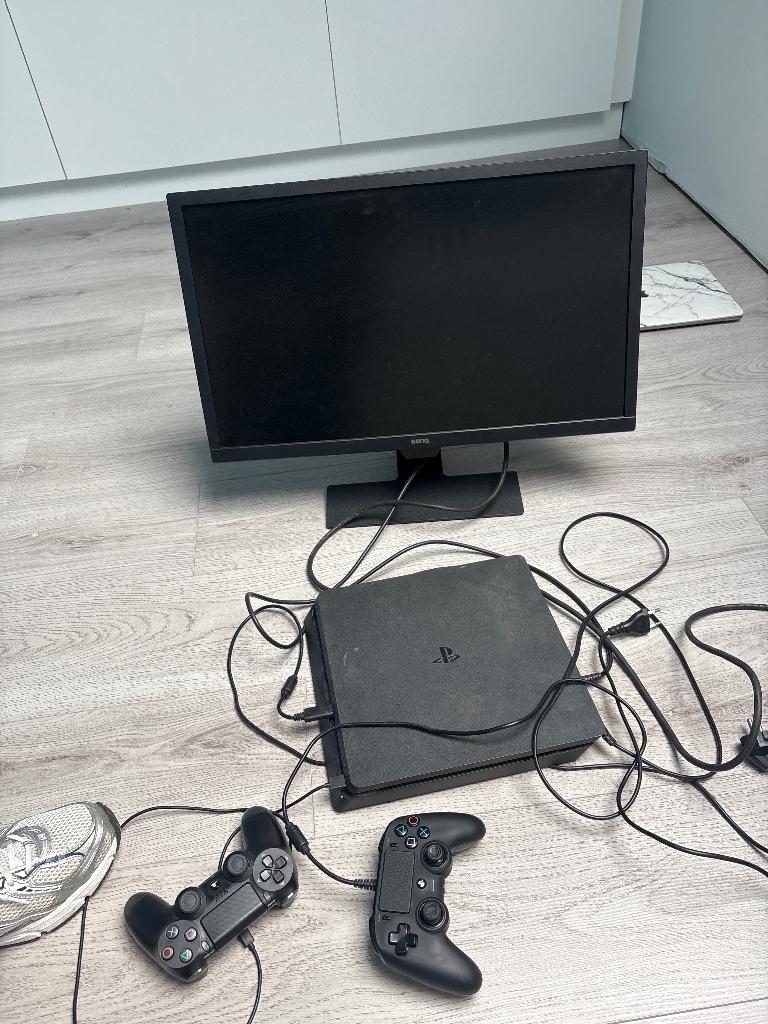 Playstation 4 + FC 26 + beeldscherm BENQ + 2 Controllers, Games en Spelcomputers, Games | Sony PlayStation 4, Gebruikt, Sport