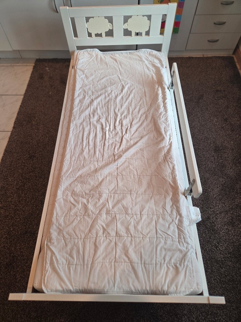 Kinderbed IKEA KRITTER incl. matras en zijsteun, Kinderen en Baby's, Kinderkamer | Bedden, 70 tot 85 cm, 140 tot 160 cm, Zo goed als nieuw