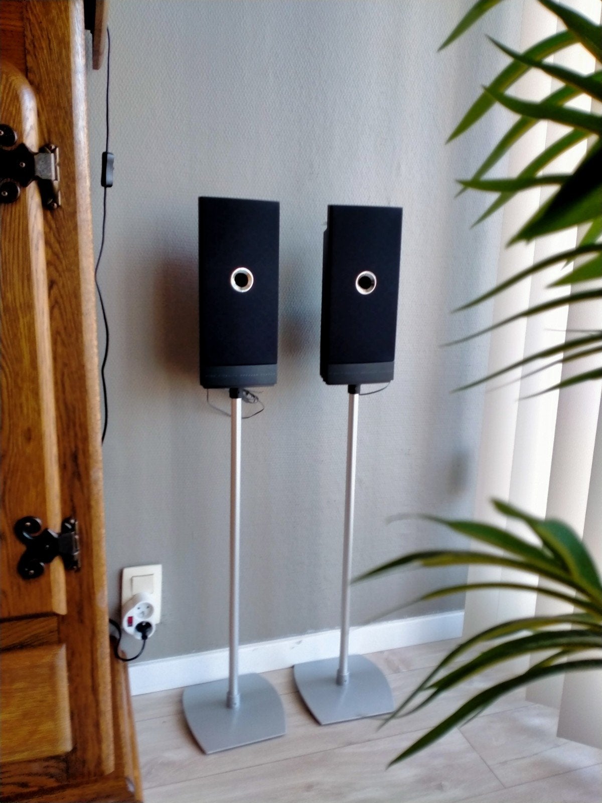 2 speakers op voet (h:107cm) ook ophangen mogelijk., Audio, Tv en Foto, Ophalen, Gebruikt