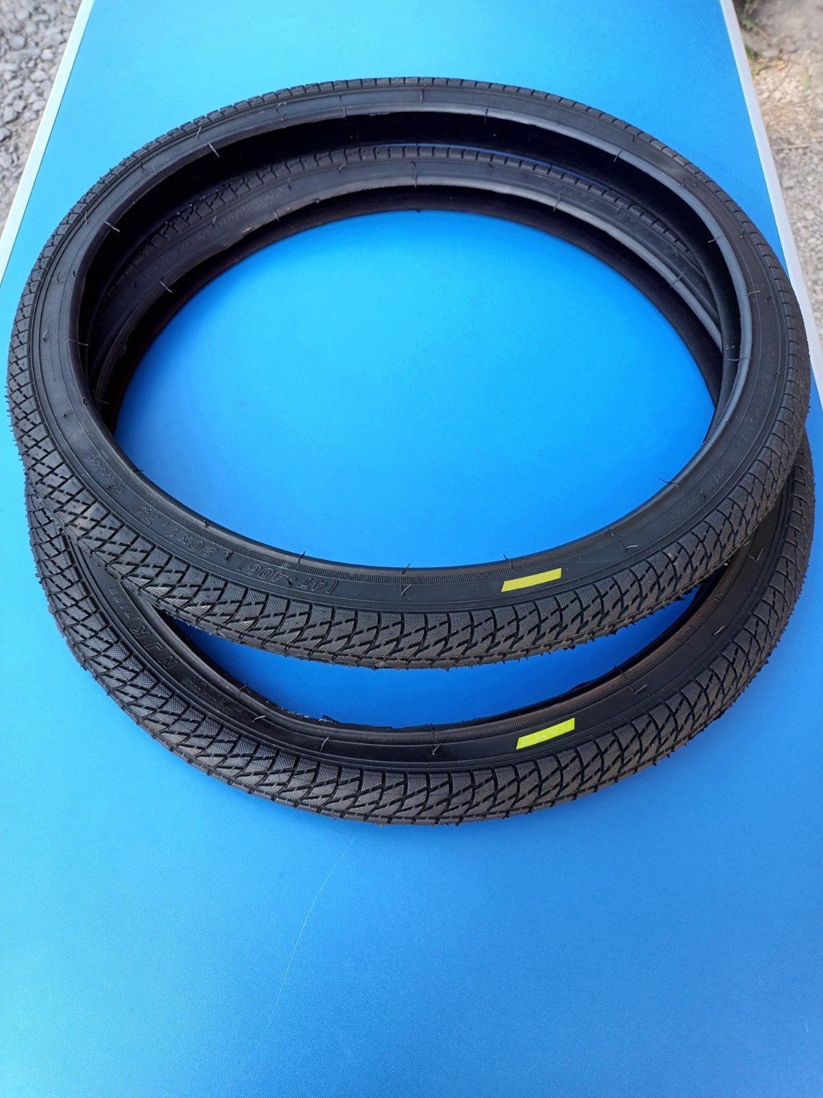 2 pneus vélo 20x1,75 , neuf ?
20 x 1,75
Neuf ., Enlèvement