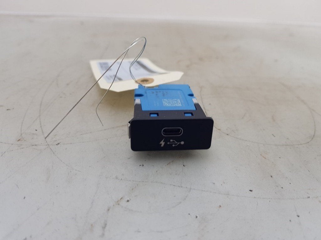 AUX/USB POORT BMW 3 serie Touring (G21) (01-2019/07-2020), Gebruikt, BMW, Petuelring 130
80809  München, DE, Bayerische Motoren Werke AG