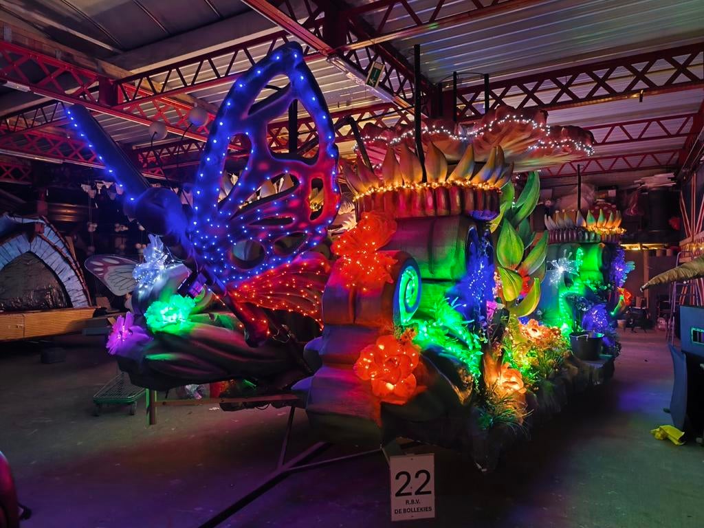 Praalwagen carnaval te koop., Ophalen