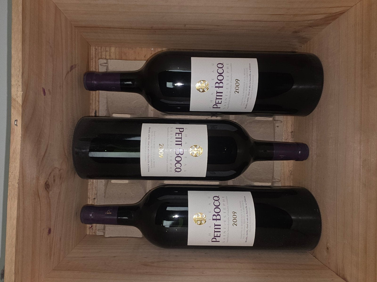 Originele houten kist met 3 magnumflessen Château Petit Bocq, Ophalen