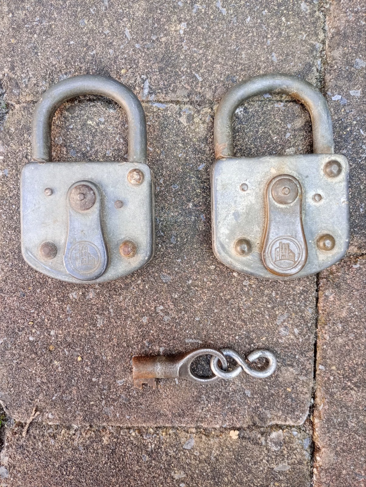 Set van twee stalen hangsloten, Ophalen