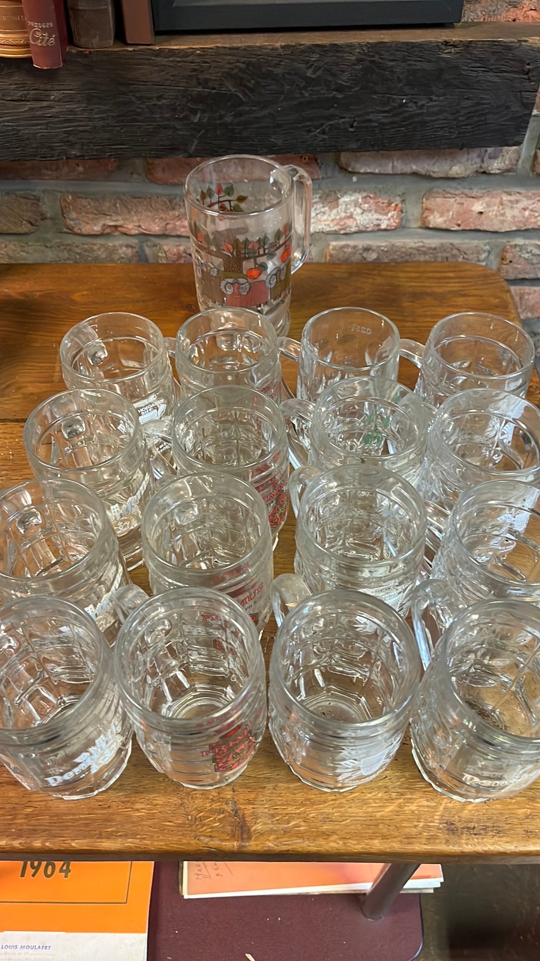 16 oktoberfeest glazen en 1 grote, Verzamelen, Ophalen, Gebruikt, Bierglas
