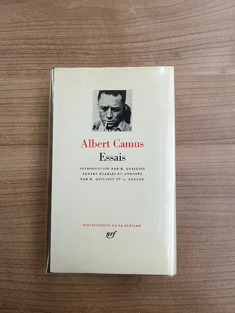 ALBERT CAMUS - ESSAIS (LA PLEIADE 1965), Boeken, Gelezen, Europa overig, Ophalen of Verzenden, Albert Camus