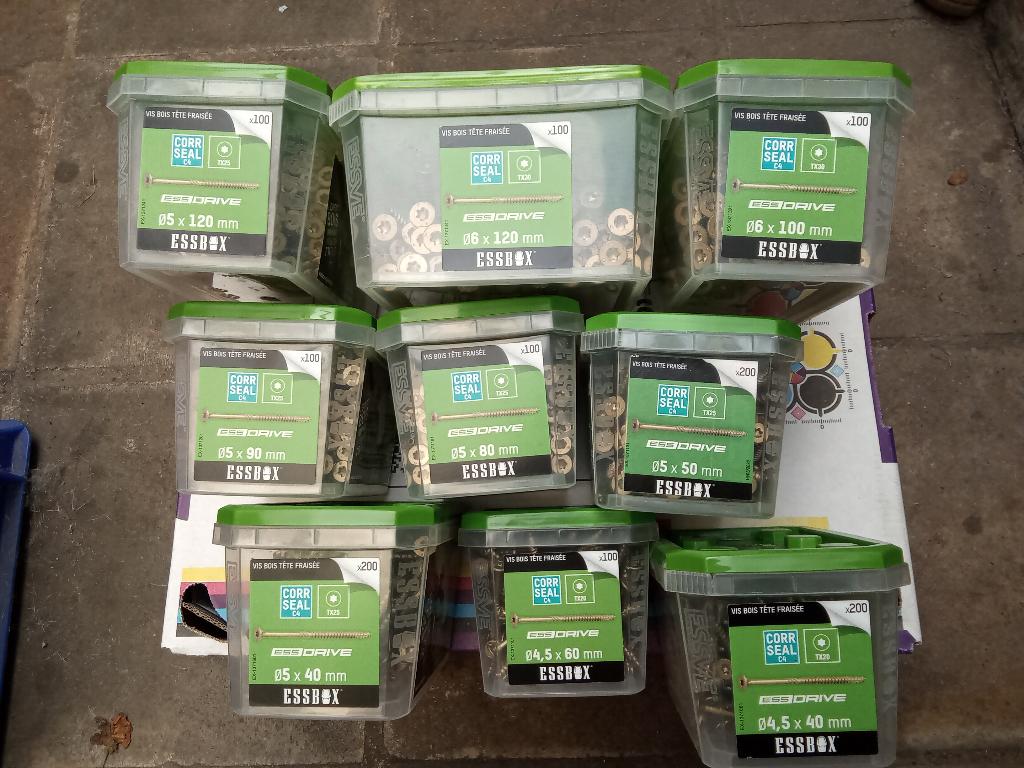 Lot de 9 boîtes de vis à bois de 5 à 10 euros, Bricolage & Construction, Enlèvement