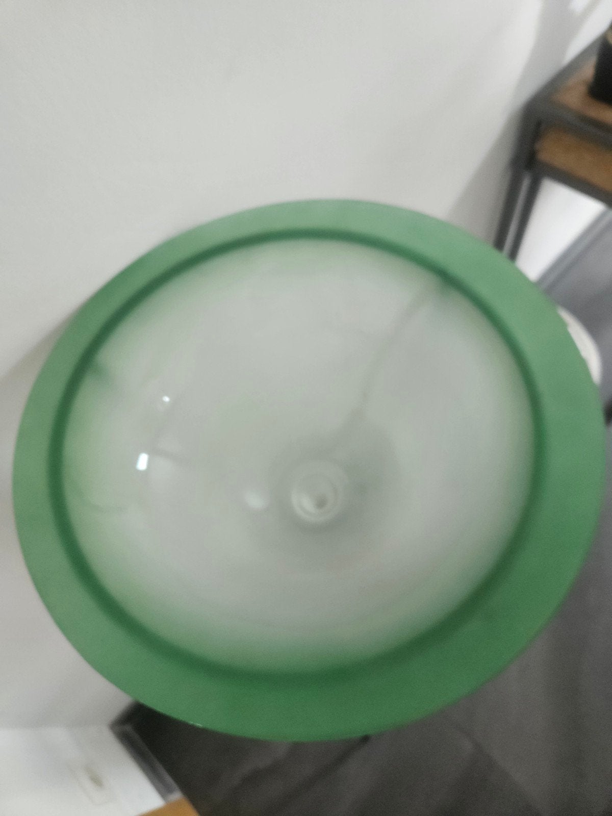 groen met wit melkglas  , met indusrieeel staander, Ophalen, Groen