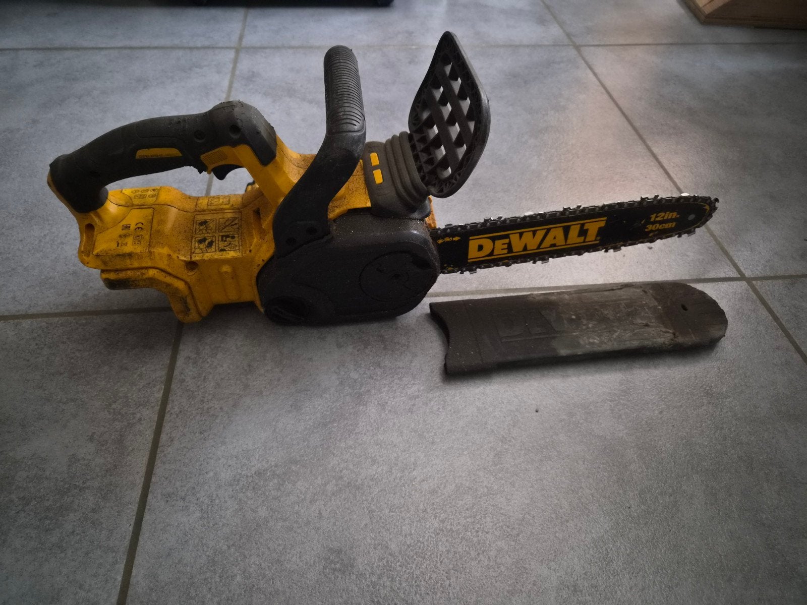 Tronçonneuse dewalt, Enlèvement
