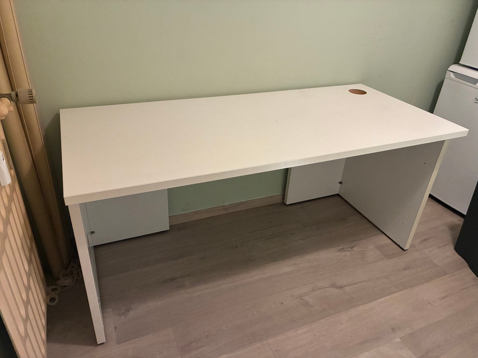 Bureau wit, Maison & Meubles, Bureaux, Bureau d'ordinateur, Goulotte de câbles, Comme neuf, Bois
