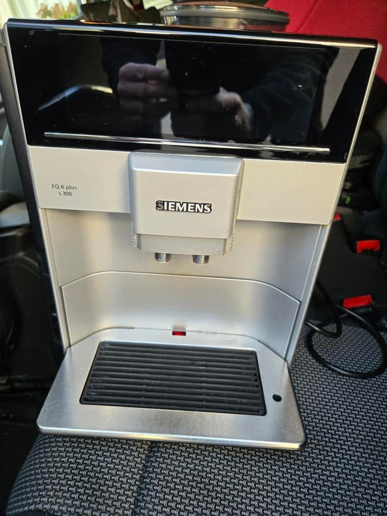 Siemens EQ6 PLUS S300, Gebruikt, Espresso apparaat, 2 tot 4 kopjes, Afneembaar waterreservoir