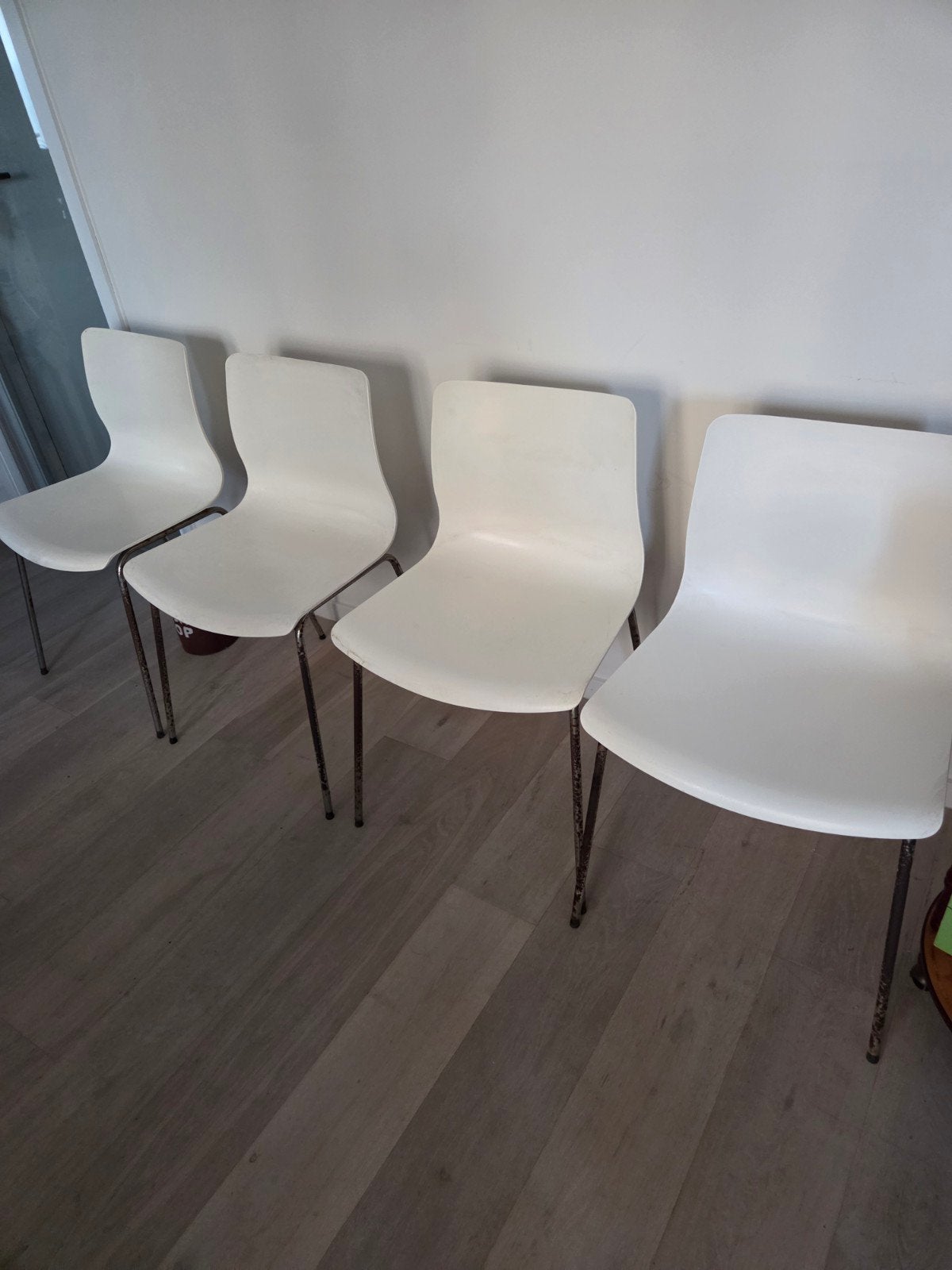 4 CHAISES DESIGN GRATUITES (REMARQUE : DOIVENT ÊTRE NETTOYÉE, Divers, Enlèvement