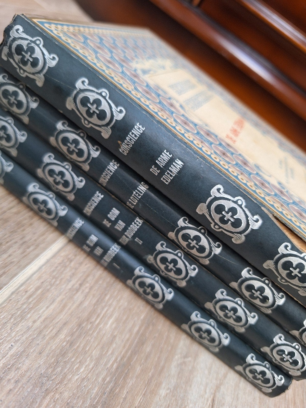 4 livres anciens d'Hendrik Conscience, dont de Loteling, Enlèvement ou Envoi