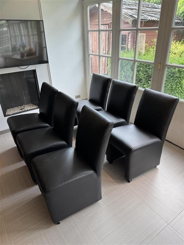 Stoelen in zwart nepleer op wieltjes (6 stuks), Ophalen, Kunststof, Zwart, Zo goed als nieuw