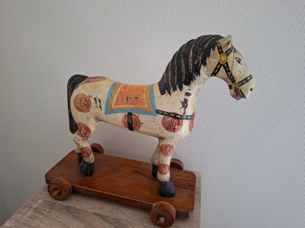 Handgeschilderd houten paard, Enlèvement