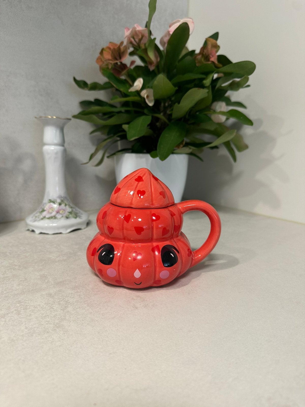 Joli mug rouge avec couvercle et cœurs, Enlèvement ou Envoi, Comme neuf, Mug