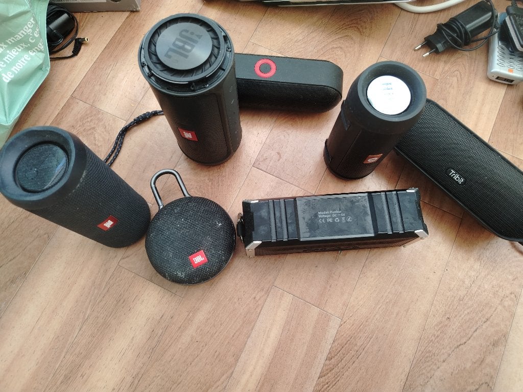 Lot de 7 enceintes Bluetooth (JBL, Tribit, etc.) - À saisir, TV, Hi-fi & Vidéo, JBL, Enceinte portable, Enlèvement, Utilisé